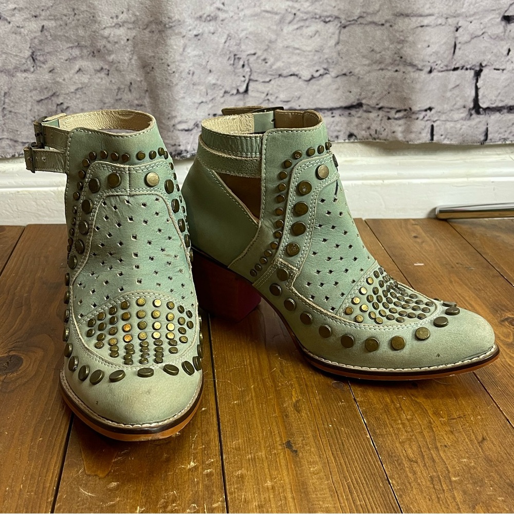 Southern Fried Chics turquoise studded booties Womens size 7